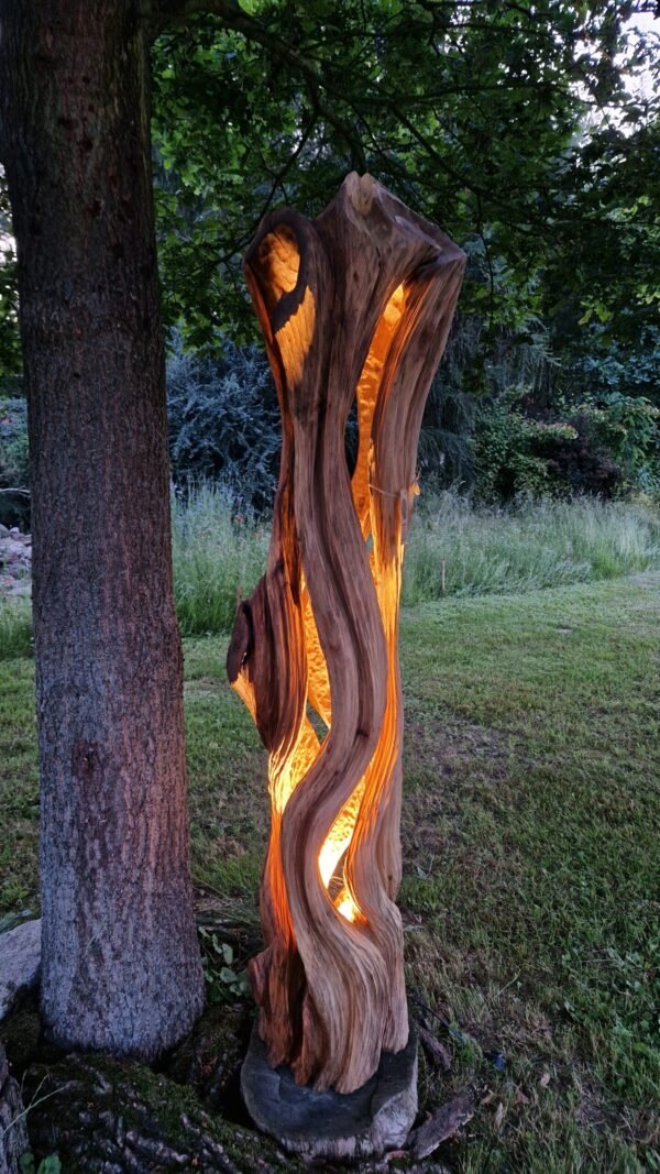 Lampa Rzeźba z orzecha włoskiego wykonana ręcznie