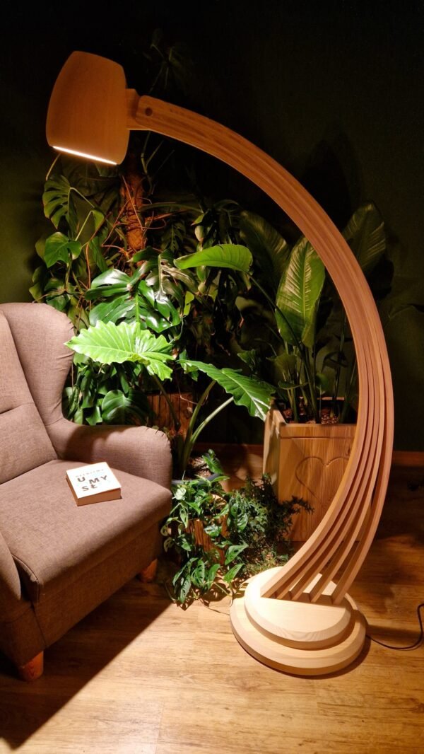 „Oczytana” to wyjątkowa lampa podłogowa stworzona z myślą o miłośnikach książek, naturalnych materiałów i ciepłego światła.