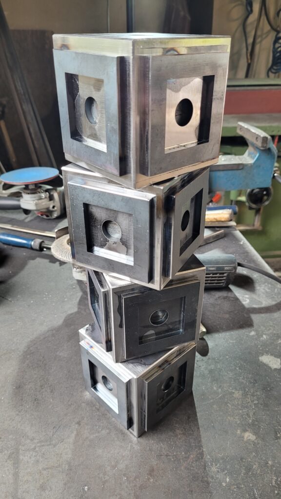 Elementy stalowe do stołu dębowego