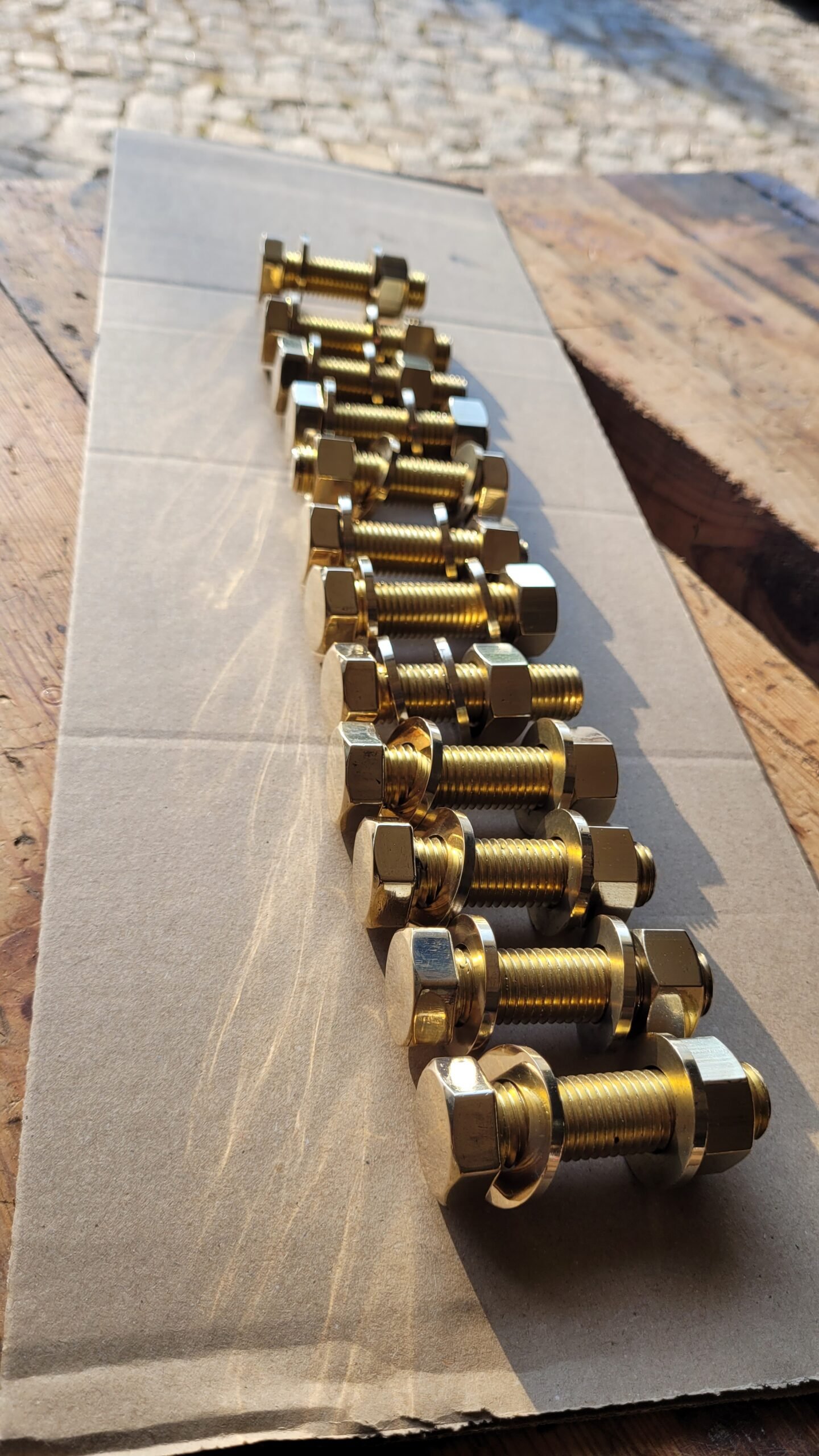 Śruby mosiężne do stołu