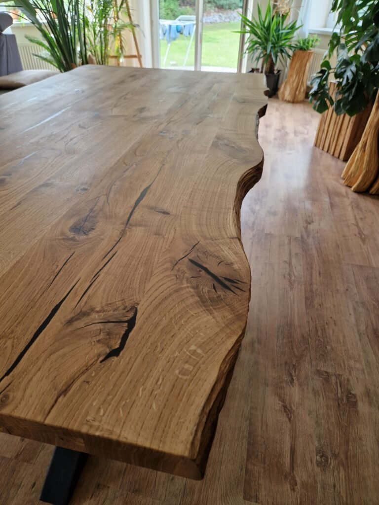 Dębowy blat z naturalną krawędzią