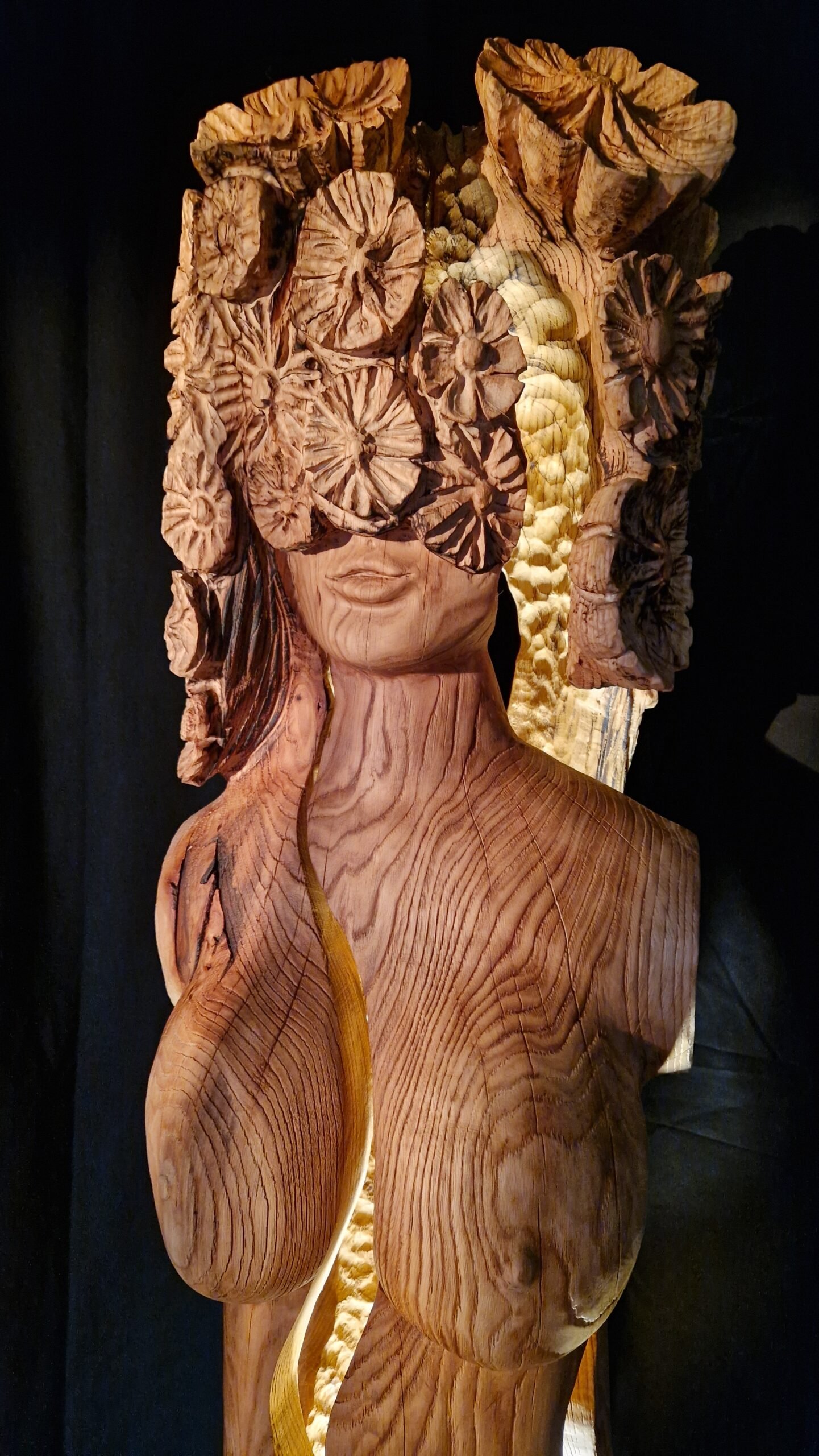 Rzeźba wykonana z jednego kawałka Dębu