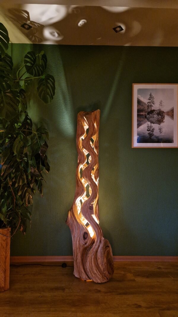 Rzeźba lampa wykonana ręcznie z jednej kłody Dębu