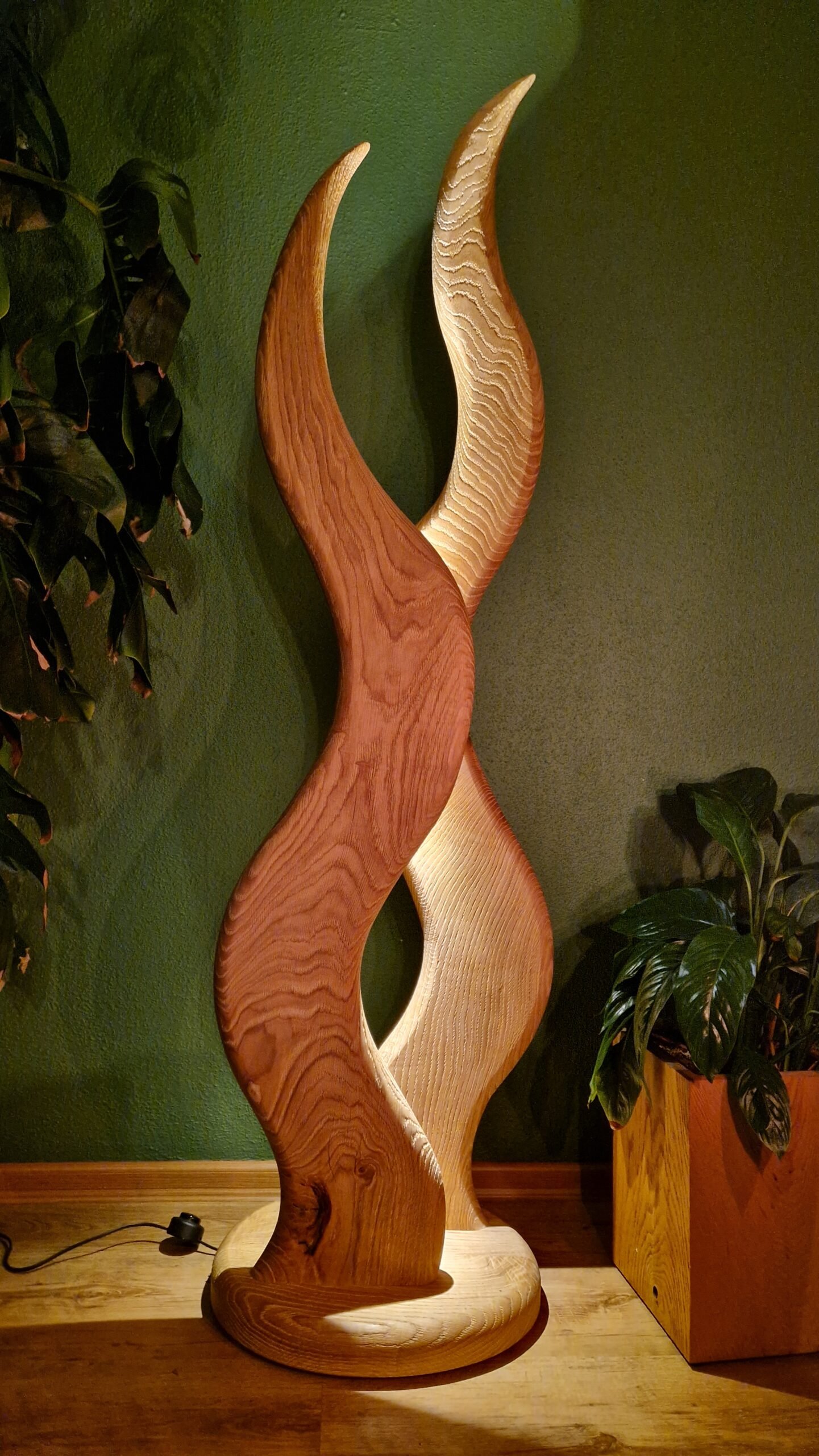 „Bliźniacze Płomienie — Rzeźba Drewniana z Podświetleniem”