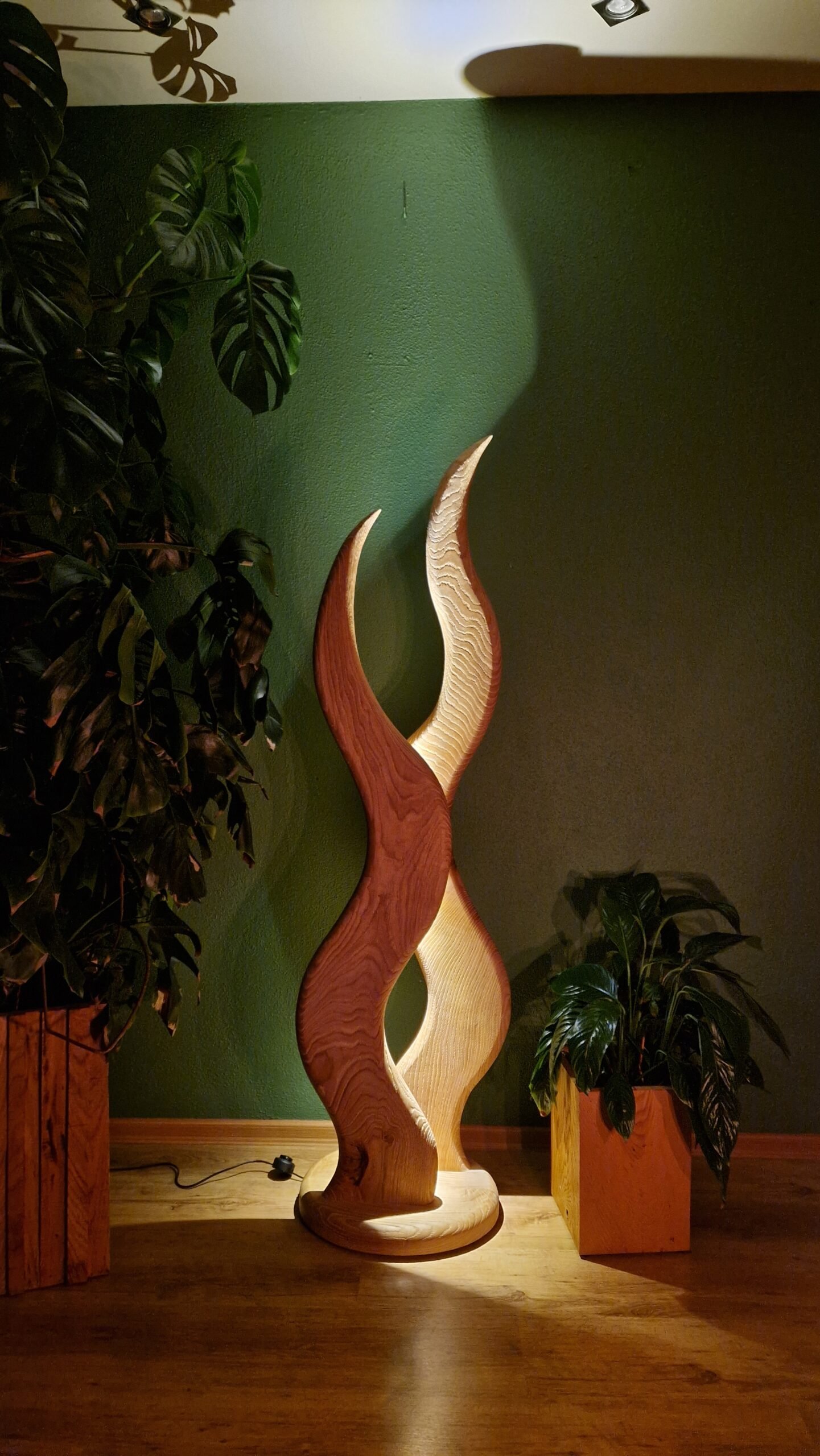 „Bliźniacze Płomienie — Rzeźba Drewniana z Podświetleniem”