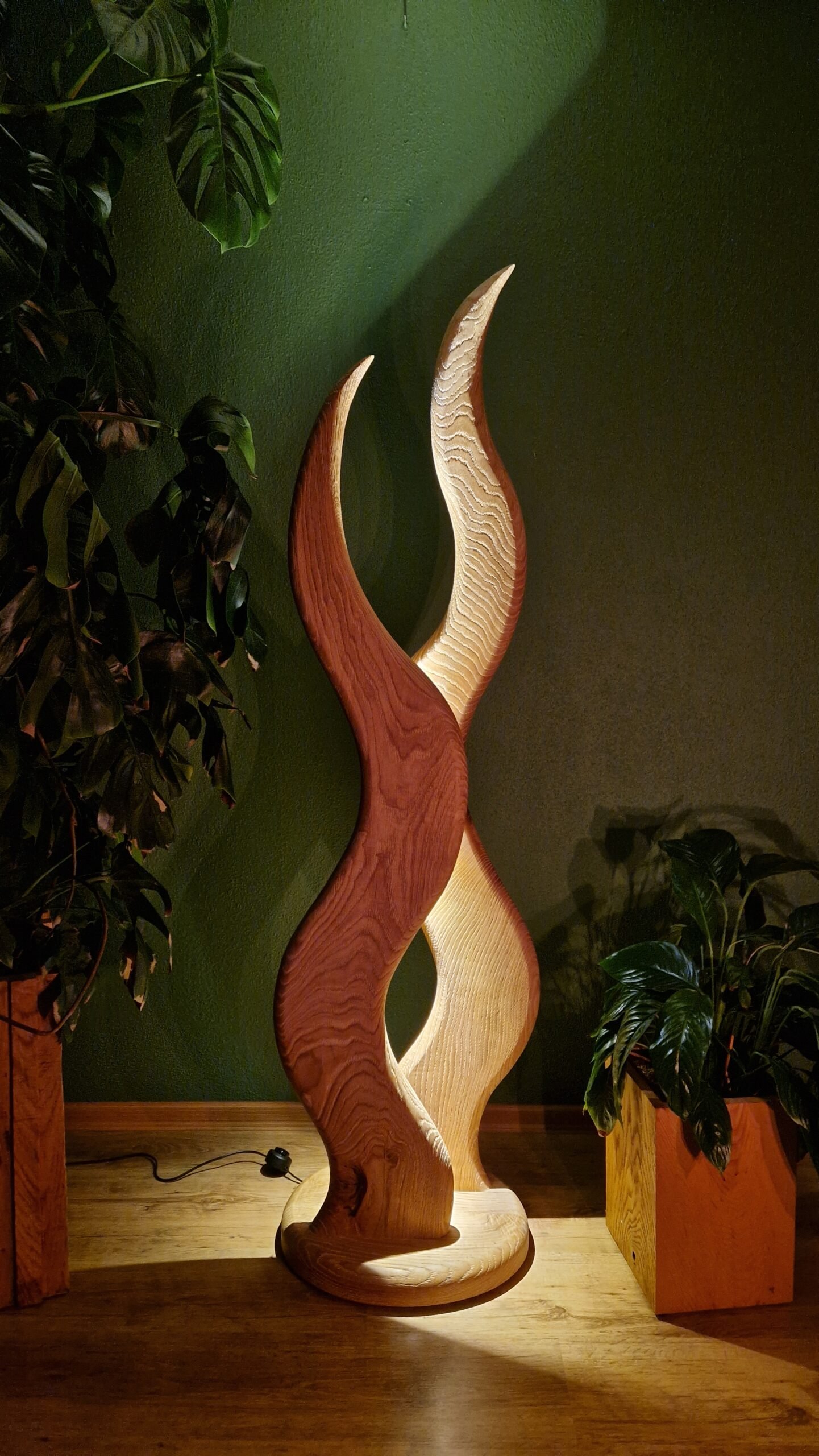 Niepowtarzalna rzeźba z drewna Dębowego podświetlana LED.