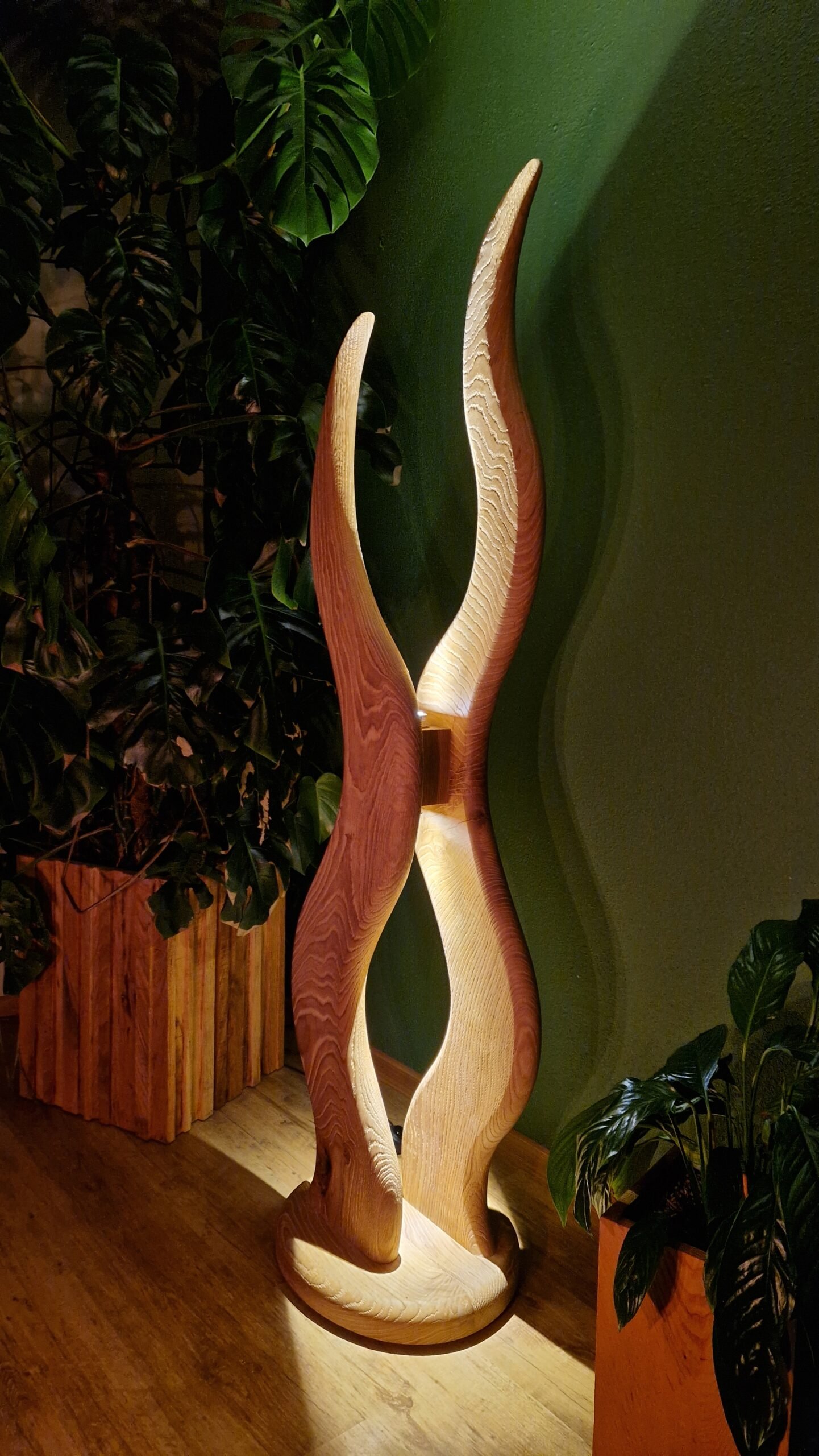 Rzeźba stworzona ręcznie z drewna dębowego podświetlana LED