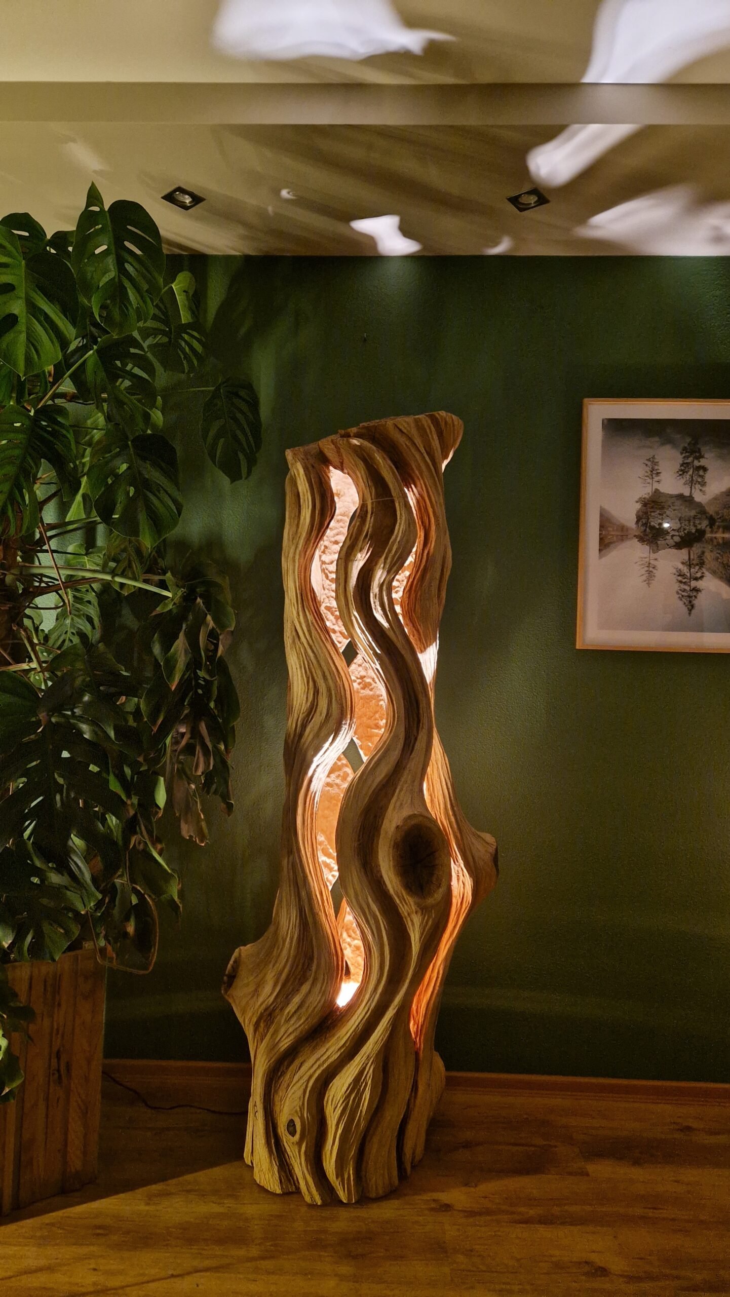 Wyjątkowa Rzeźba wykonana ręcznie z jednego kawałka drewna Dębowego. Podświetlana LED.