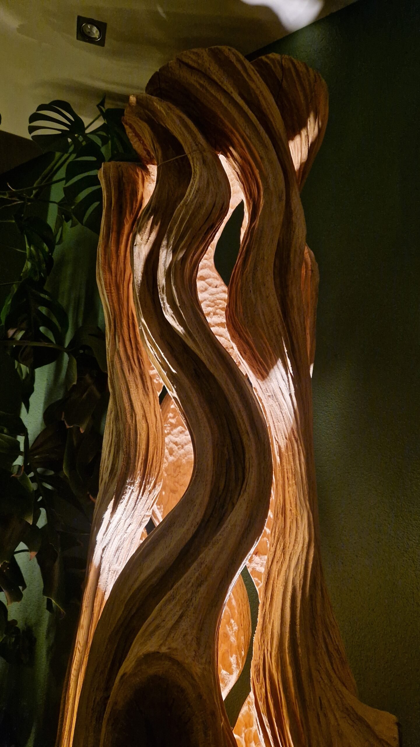 Dzieło sztuki wykonane z jednego kawałka drewna Dębowego, podświetlane LED.