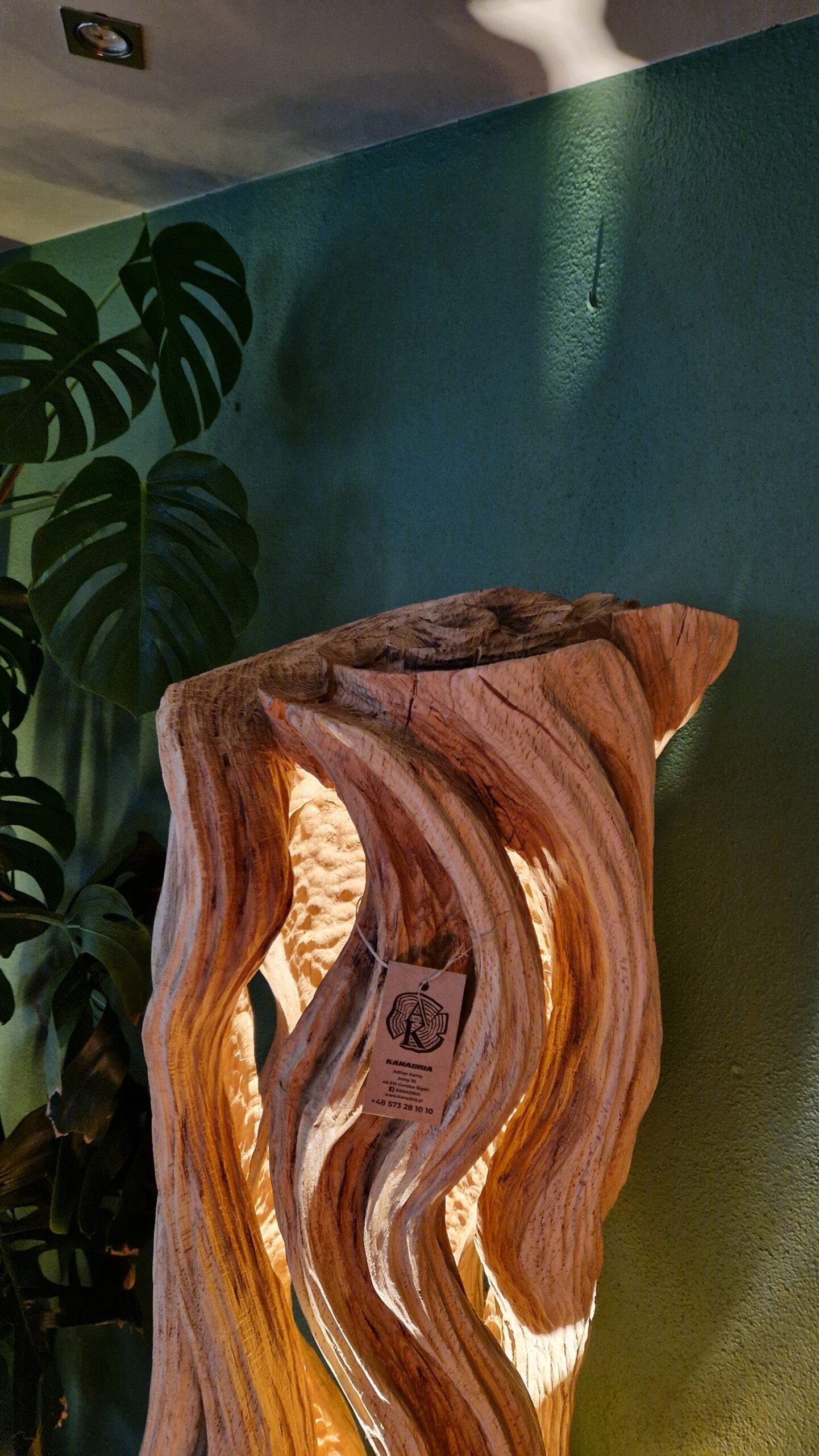 Wyjątkowa rzeźba wydłubana ręcznie z jednego kawałka drewna Dębowego, podświetlana LED.