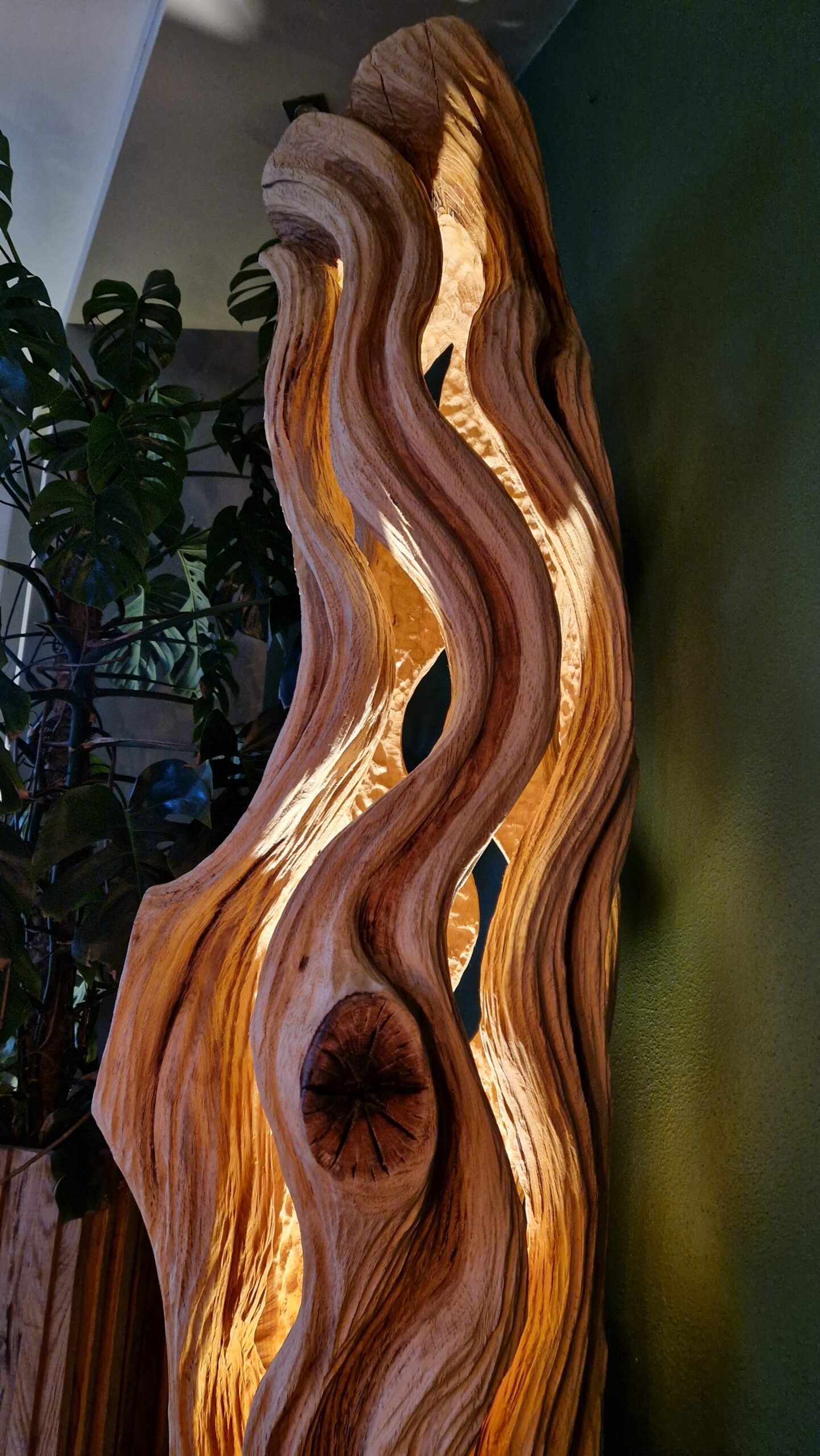 Wyjątkowa rzeźba wykonana ręcznie z jednej wielkiej kłody Dębu, podświetlana LED